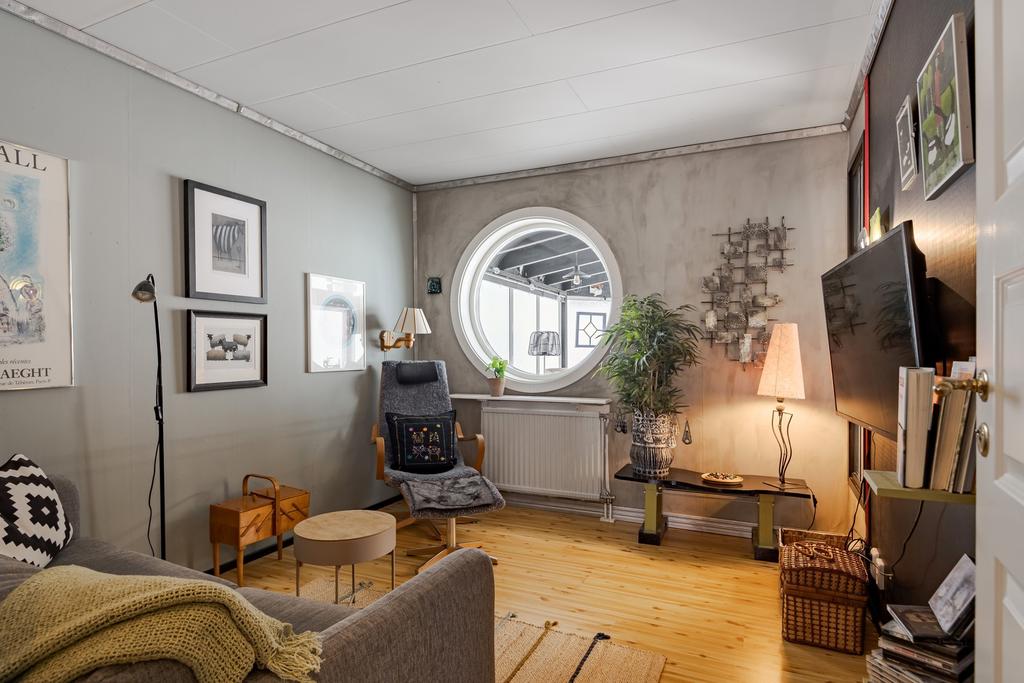 Sovrum 1 på entréplan som idag används som tv-rum. Det vackra runda fönstret sattes in 2015.