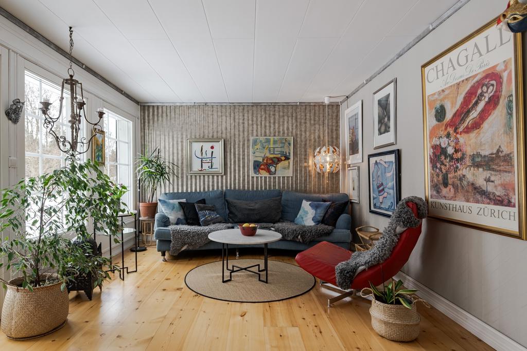 Golvet är ett vackert trägolv som slipades 2025.