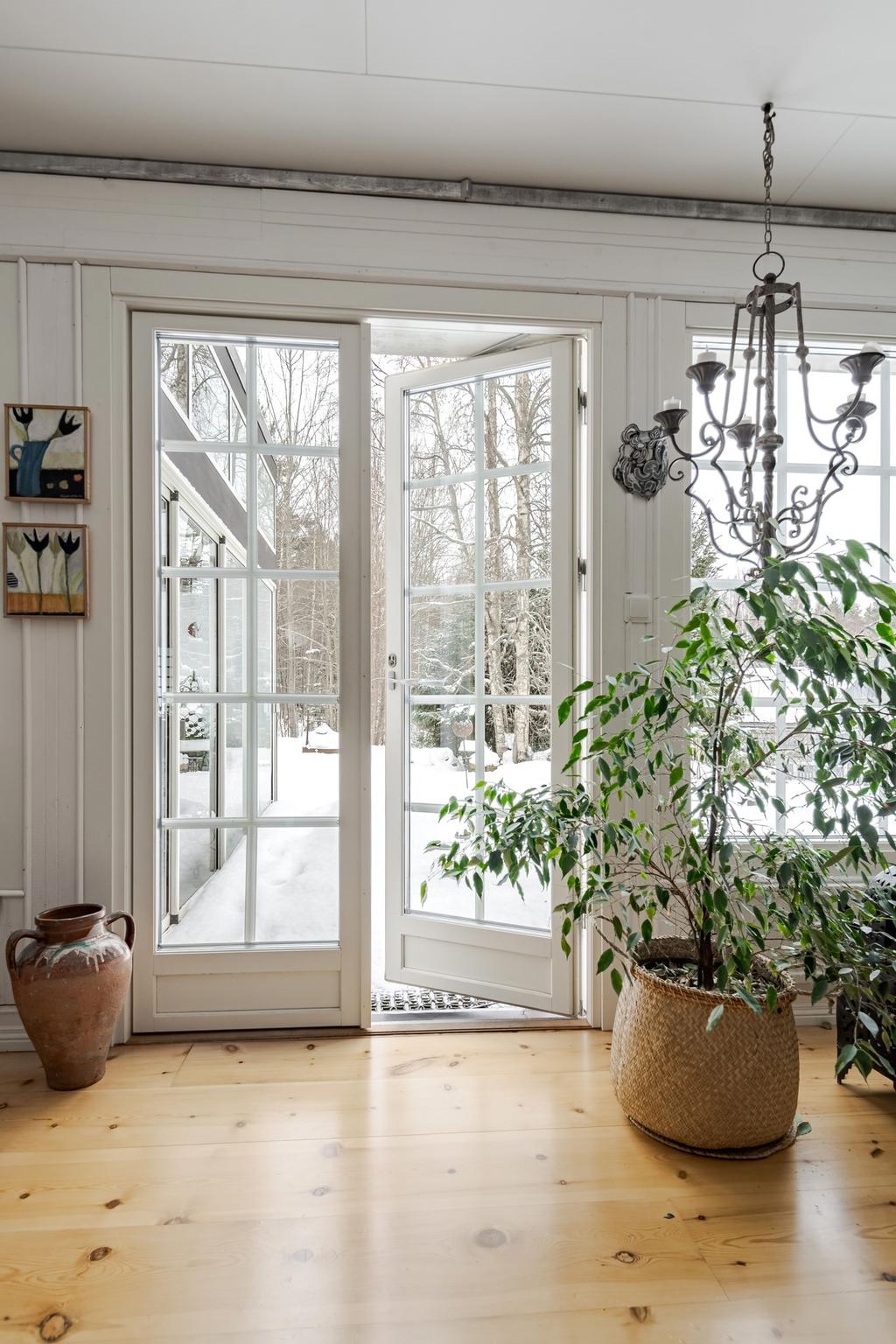 Vackra dubbeldörrar tar dig ut till baksidan. 