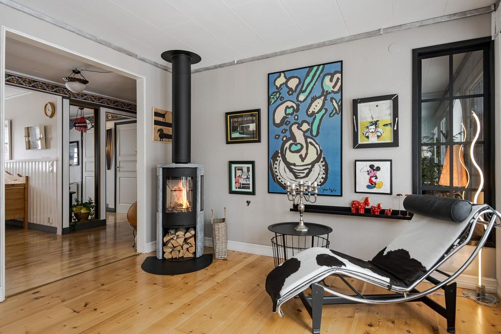 Här har säljaren satt in ett fönster in mot rummet bredvid som en extra häftig detalj. 