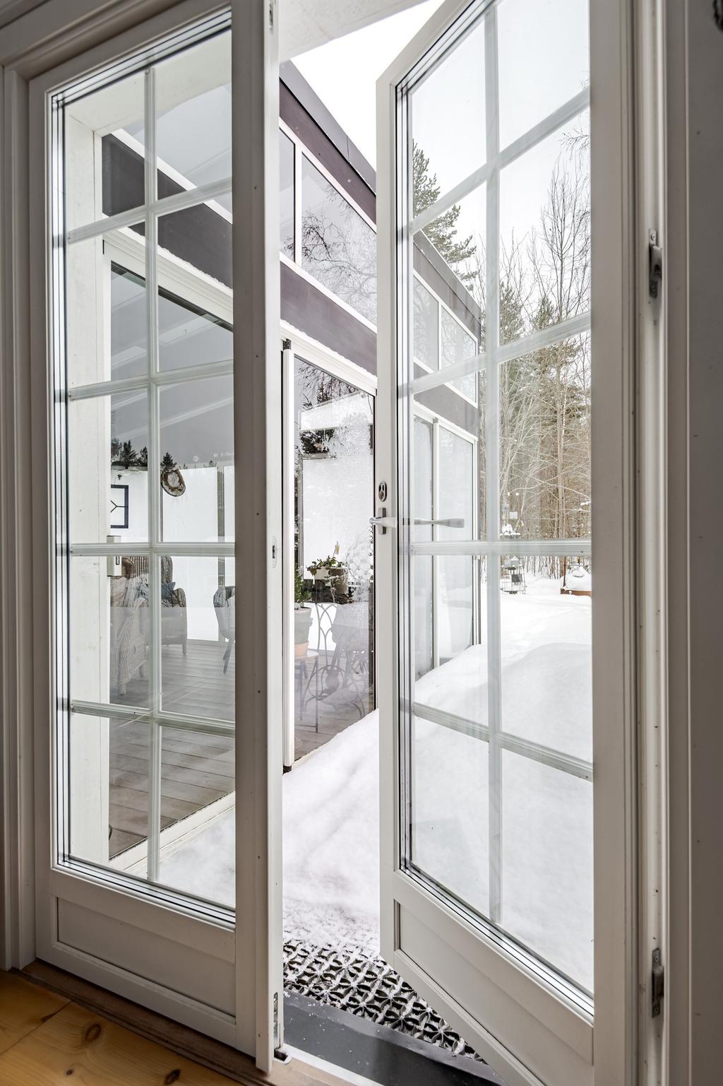 Vidare kan du ta dig ut till det inglasade uterummet. 