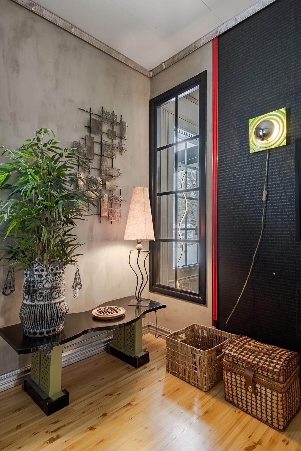 Fönstret in mot vardagsrummet. 