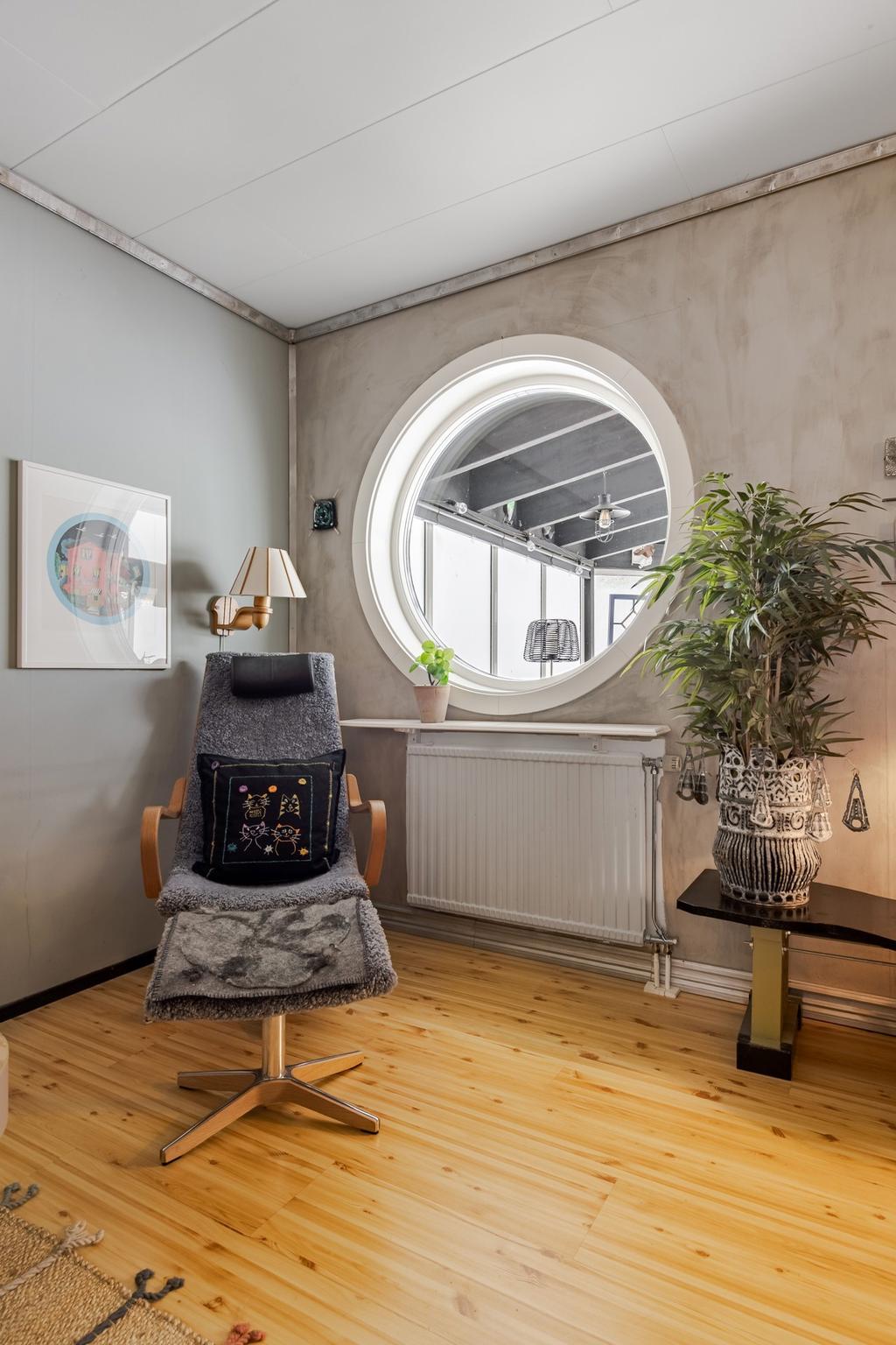 Otroligt häftigt med ett runt fönster, det gör något annat för känslan i rummet. 