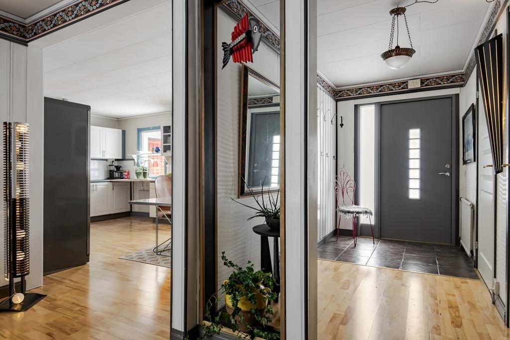 Vy mot entrén och köket. 