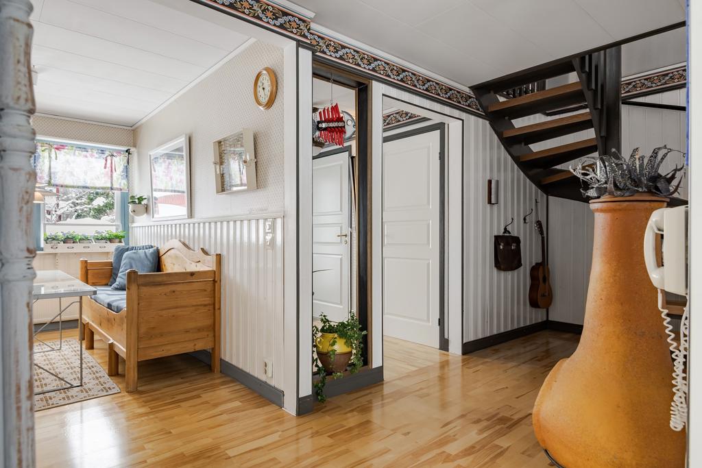 Vy ut mot hallen och köket. 