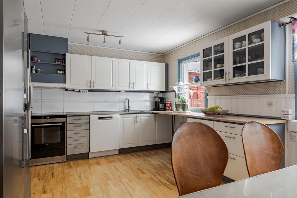 Gott om arbetsyta och förvaring. 