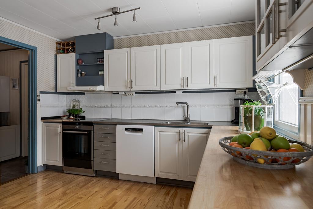 2012 byttes köksluckorna och är i mycket gott skick. 