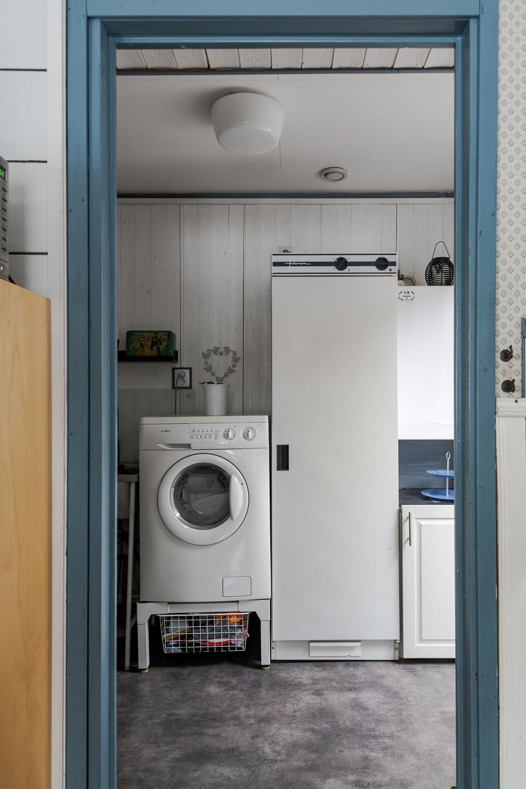 Vy in mot tvättstuga, här finns även en groventré. 