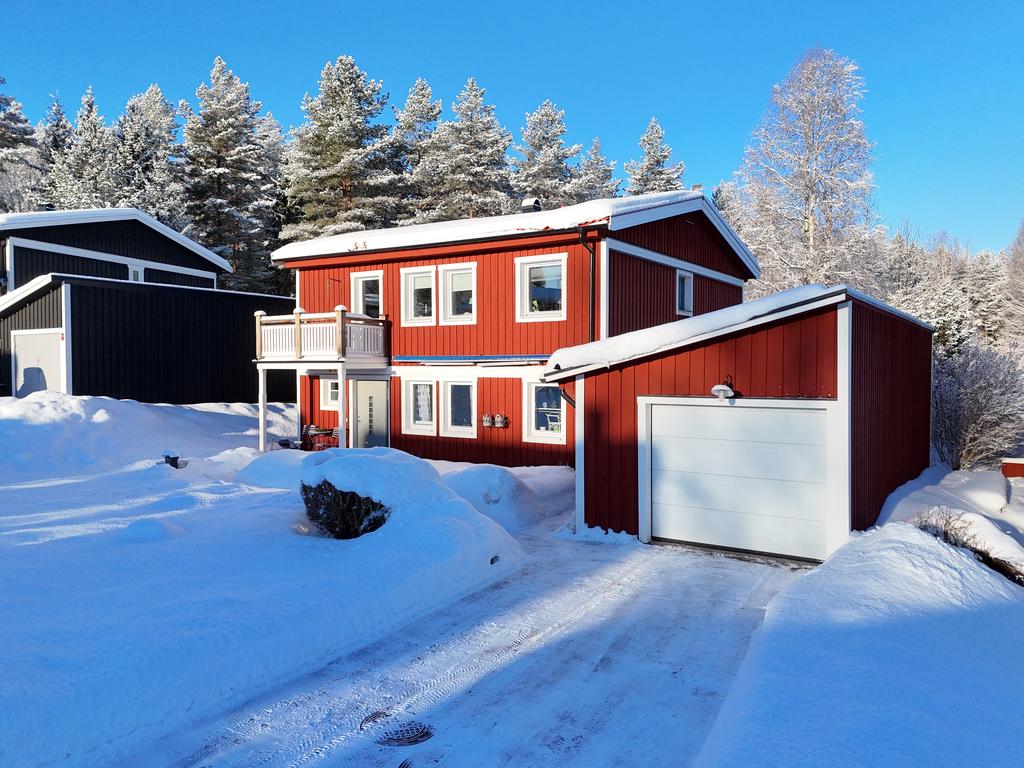 Ett välvårdat tvåplanshus med fristående garage. 