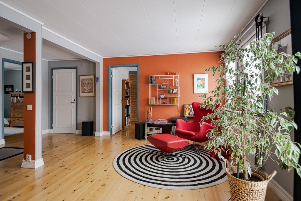 Vy mot sovrum och badrum. 