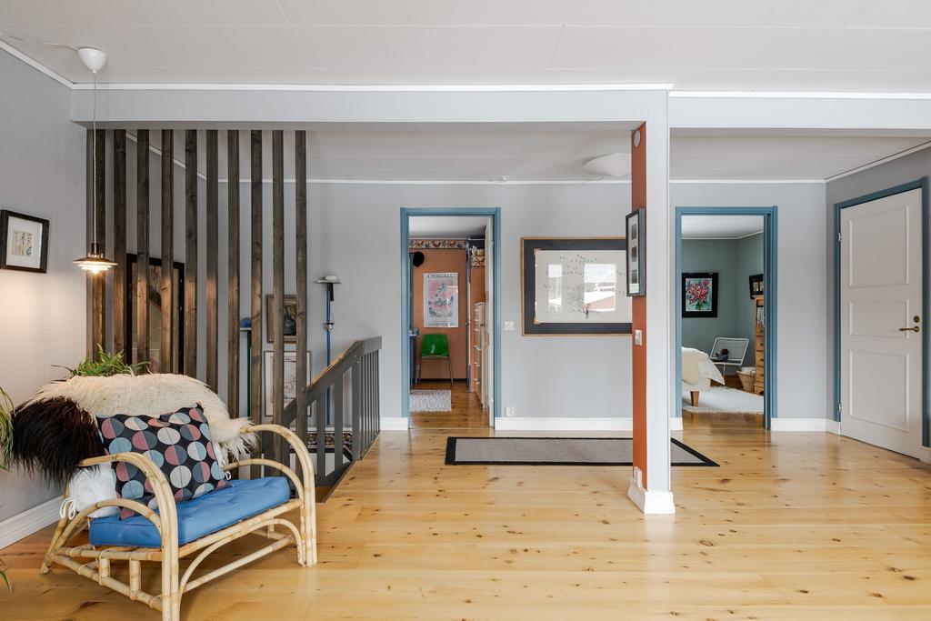 Vy mot sovrum och trapp. 
