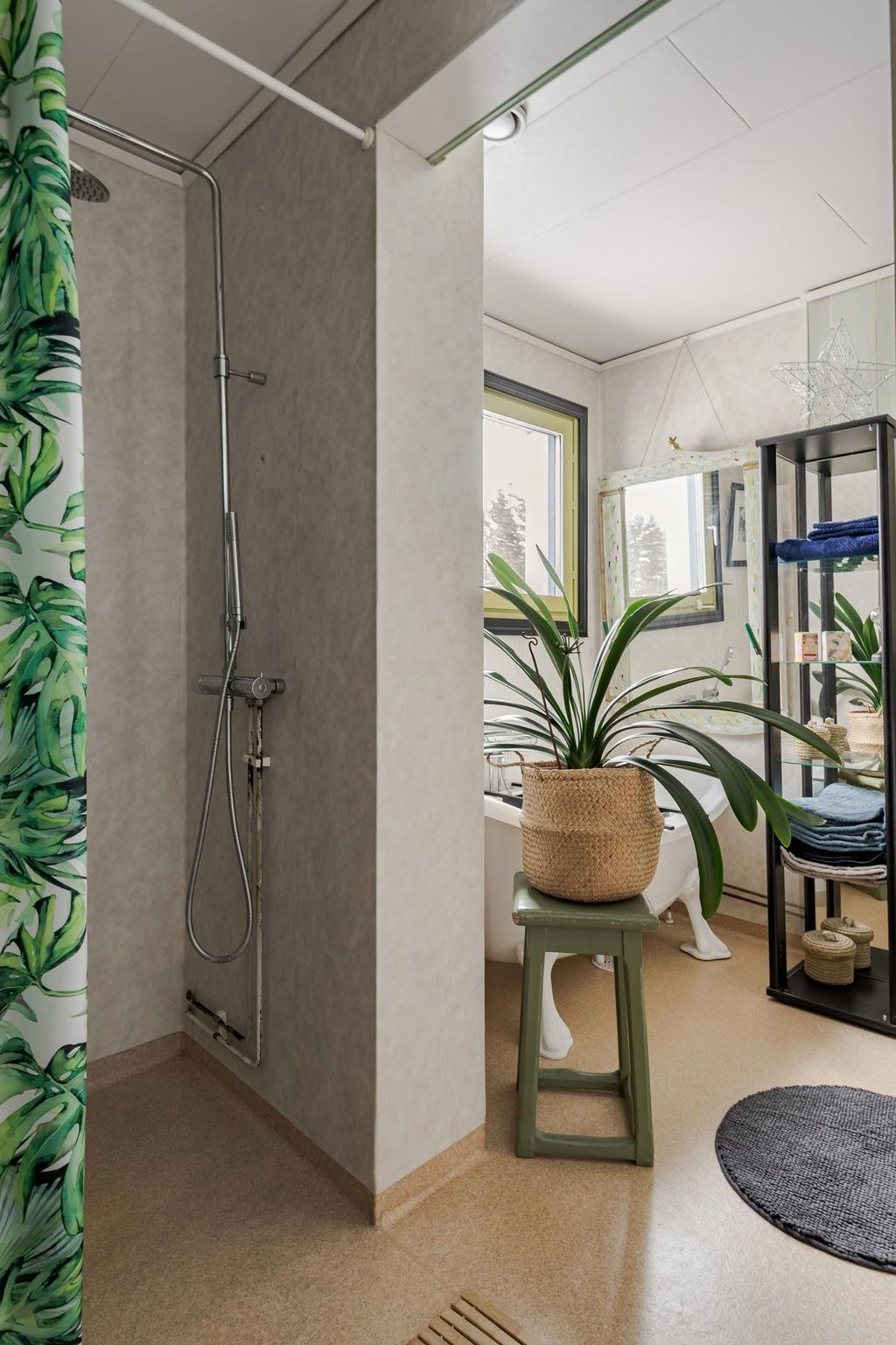 Här finns både dusch och badkar.