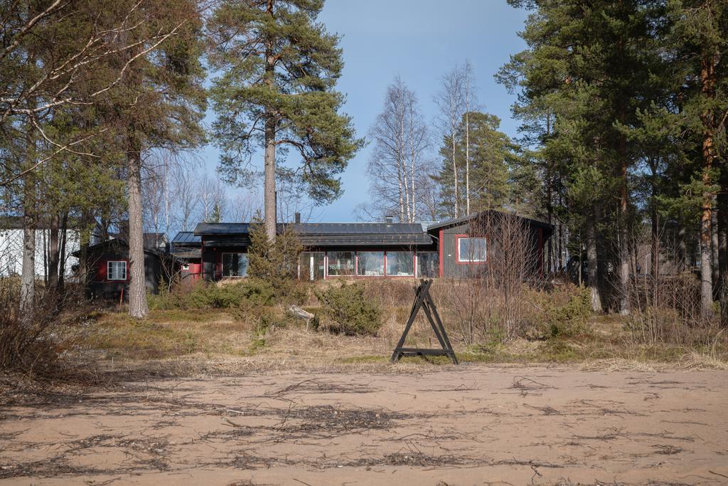 Vy från stranden mot villan