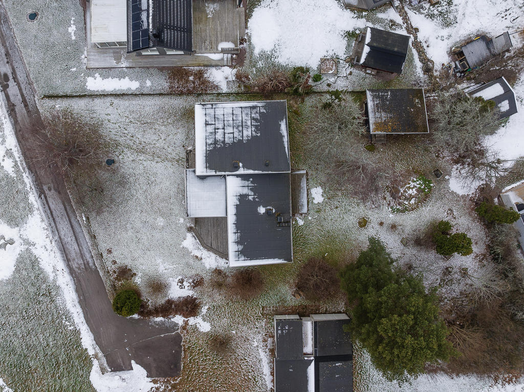 Hus, uthus och trädgård sett från ovan!