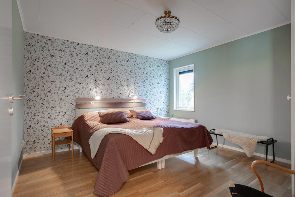Ytterligare sovrum med fint ljus och garderober!