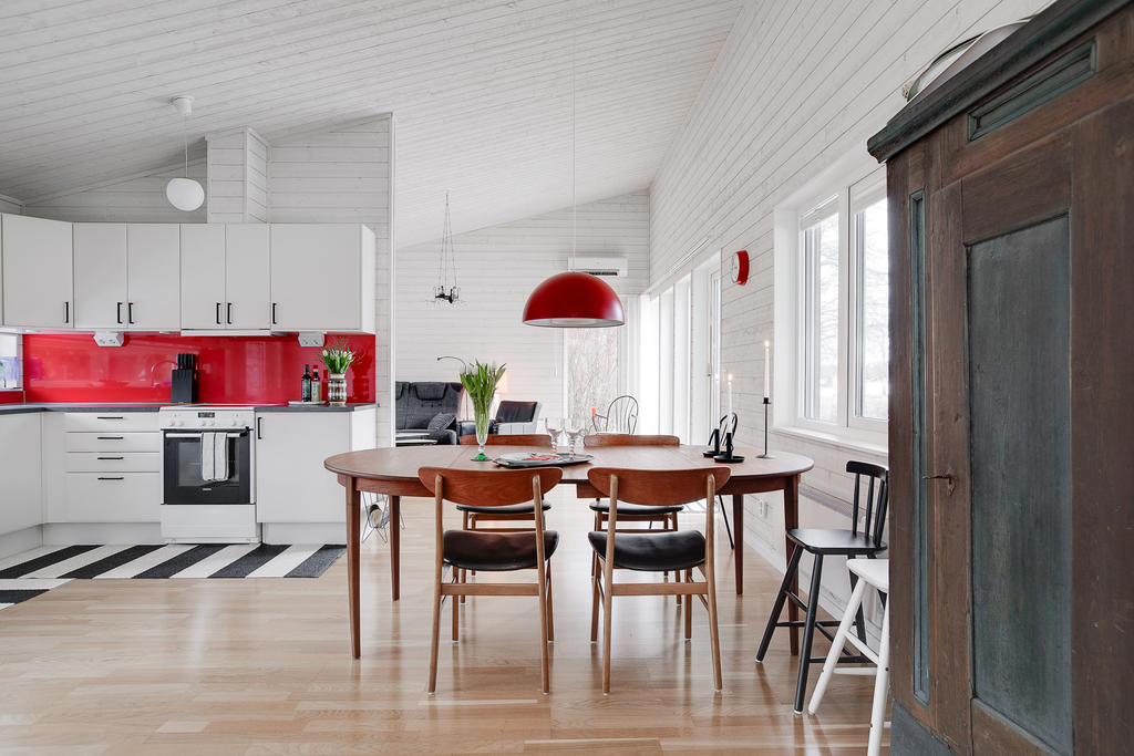 Öppen planlösning mellan vardagsrum, kök och matsal!