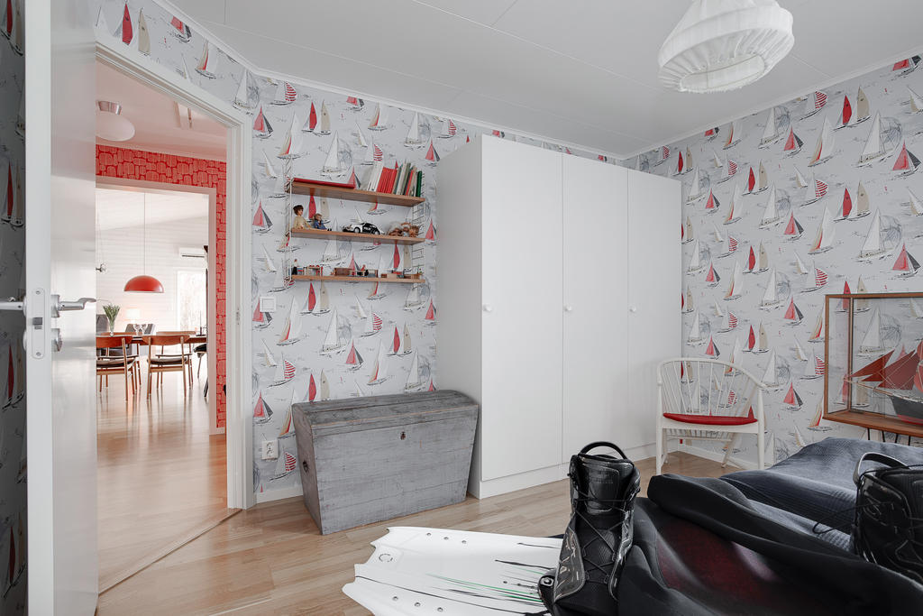 Sovrum med stort ljusinsläpp