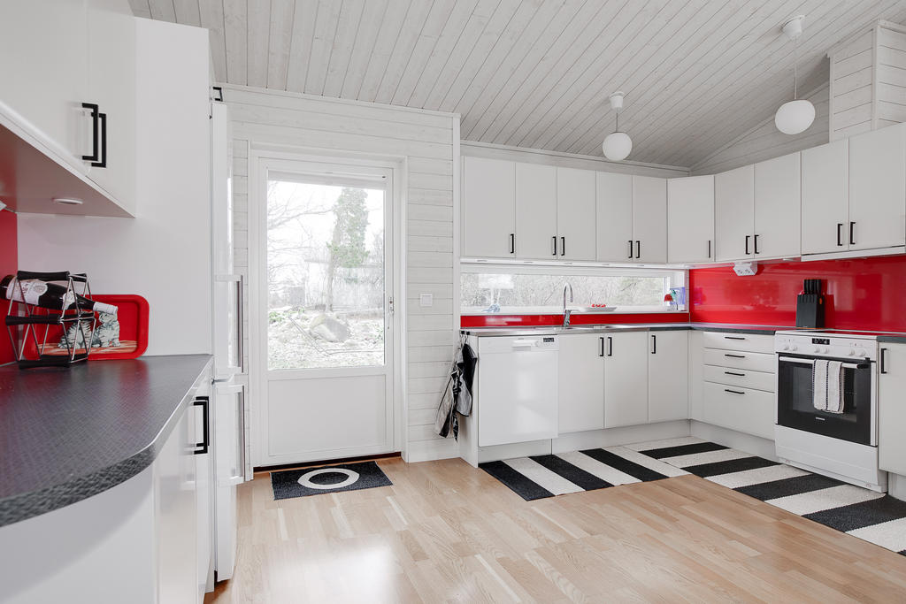 Från köket tar vi enkelt steget ut mot baksidan.