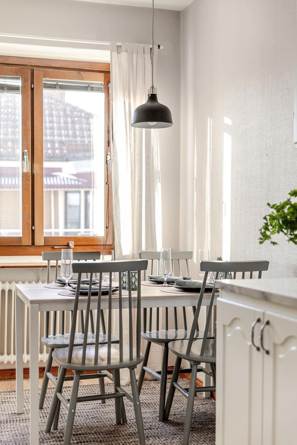 Kök med plats för matgrupp