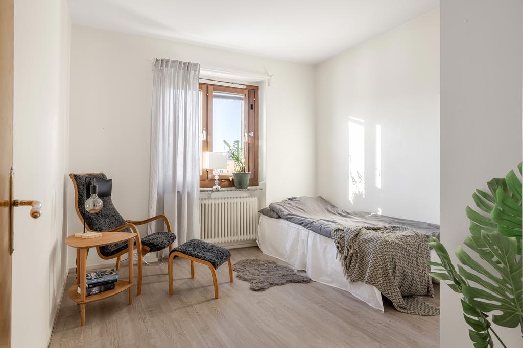 Stort och ljust sovrum med garderober