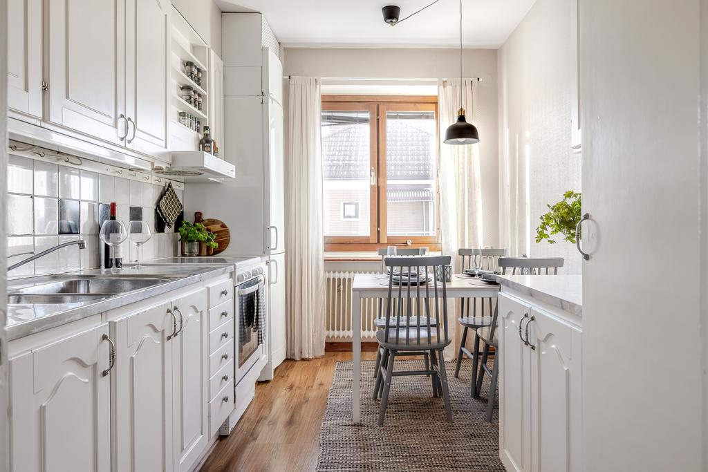 Ljust kök med mycket förvaring