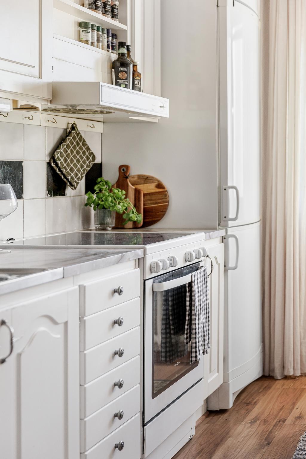 Ljust kök med utrustning