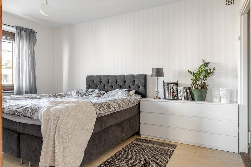 Stort sovrum med egen klädkammare till höger