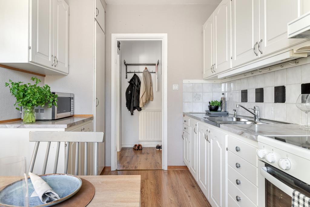 Ljust kök med mycket förvaring