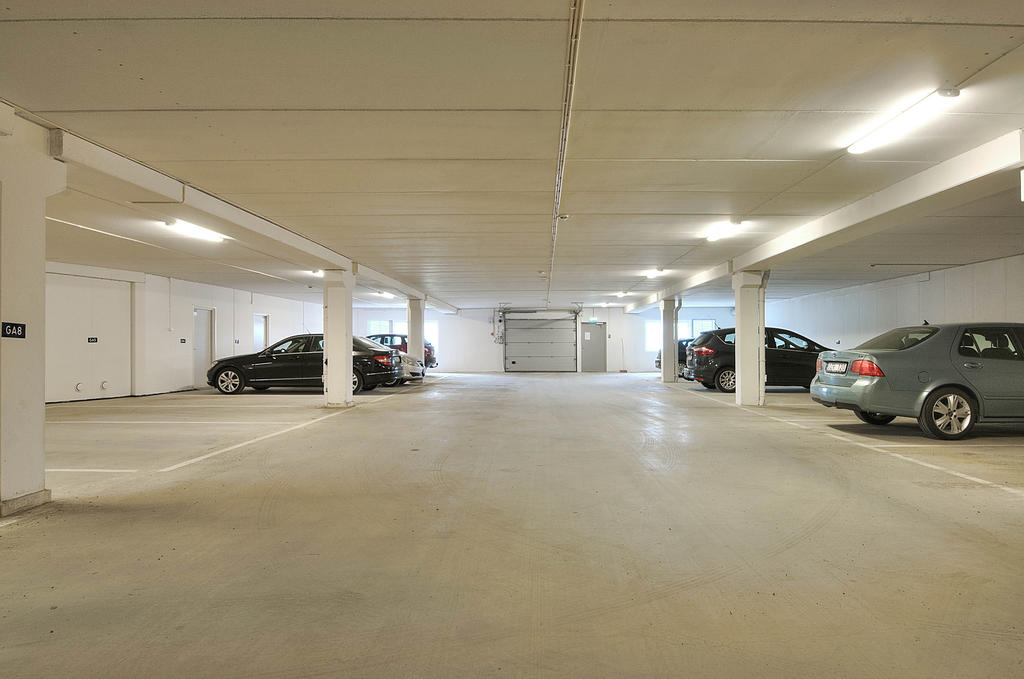 Föreningens garage i källaren i huset, separat kö
