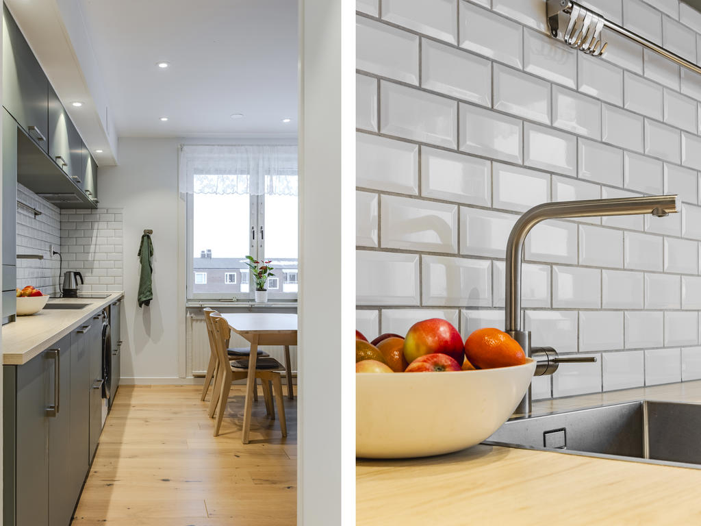 Stänkskydd i vitt kakel