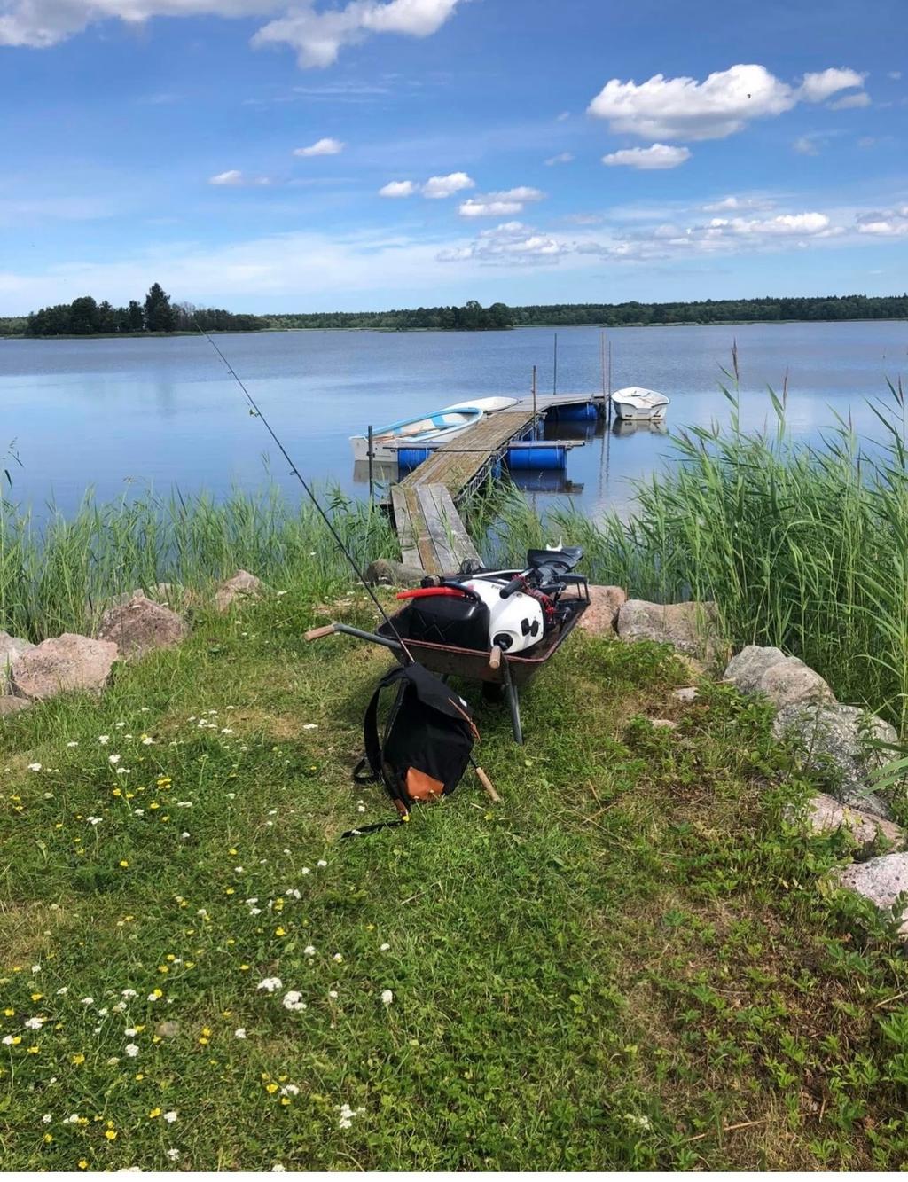 Säljarens egna bild.
Gemensam brygga tillsammans med grannar. 