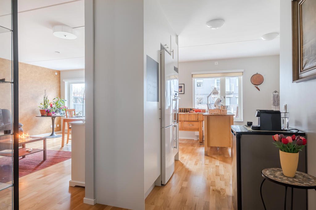 Öppen planlösning med kök och vardagsrum