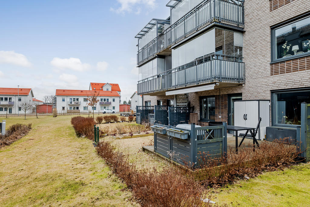 Egen uteplats med härligt trädäck samt stenlagt uteplats under tak och med markis