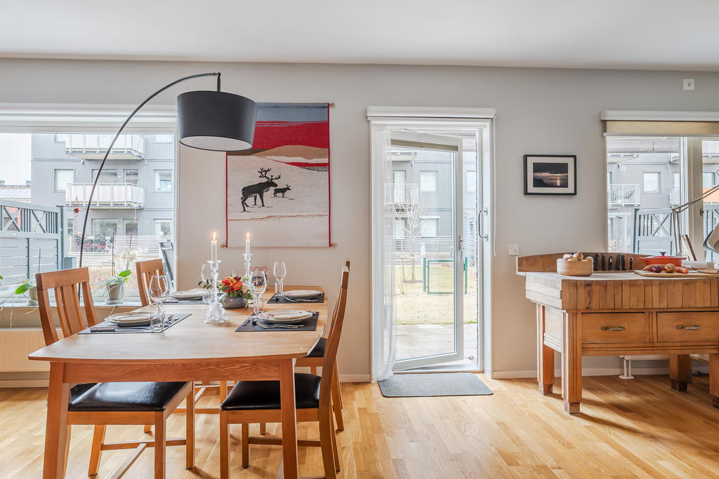 Vardagsrummet har utgång till uteplatsen