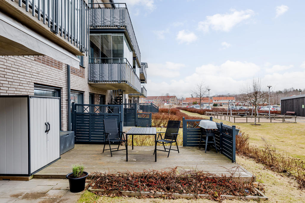 Egen uteplats med härligt trädäck samt stenlagt uteplats under tak och med markis