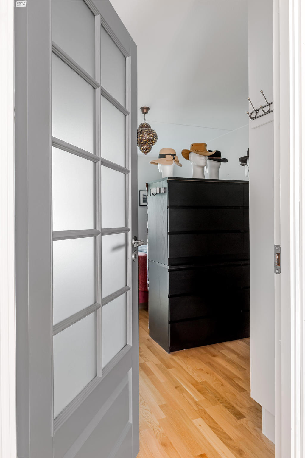 Dörren till sovrum 1