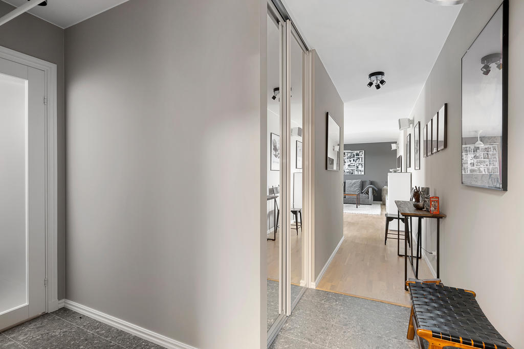 Entréhall med stor garderob