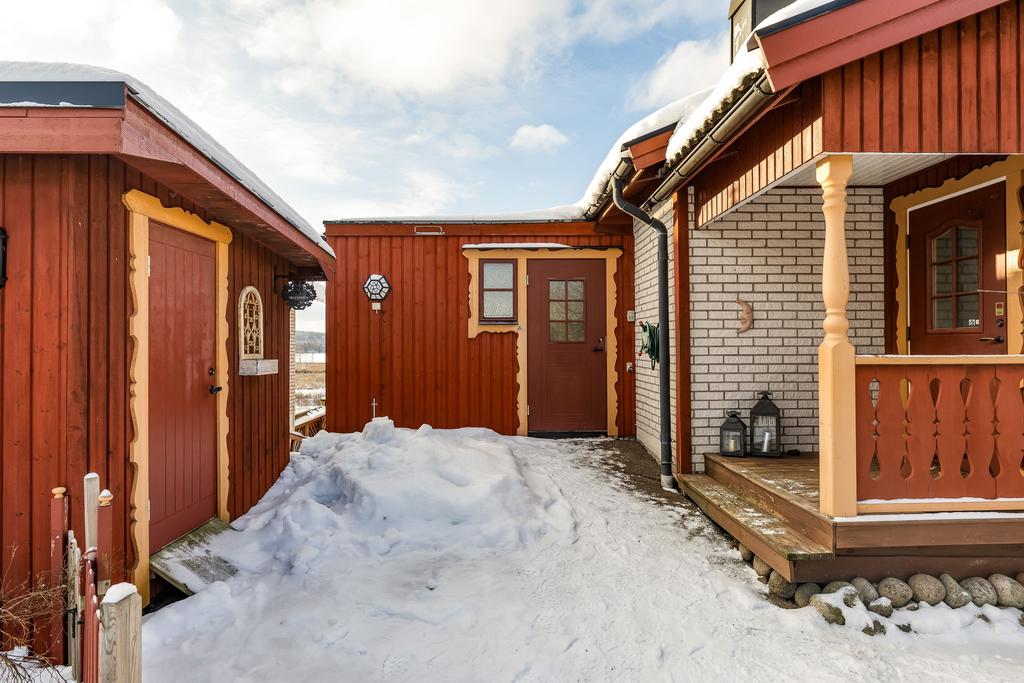 Förråd och garage som är ombyggt till hobbyrum. 