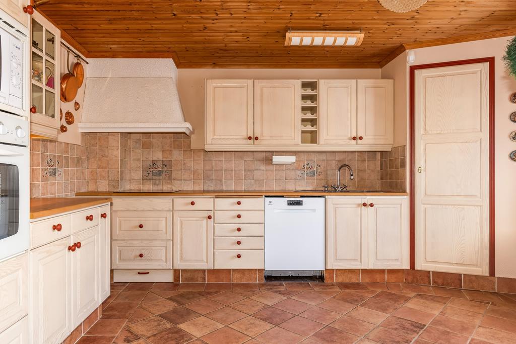 Kök med skafferi och gott om arbetsyta samt plats för matgrupp.