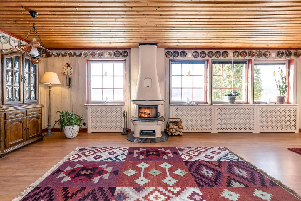 Stort vardagsrum med kamin.