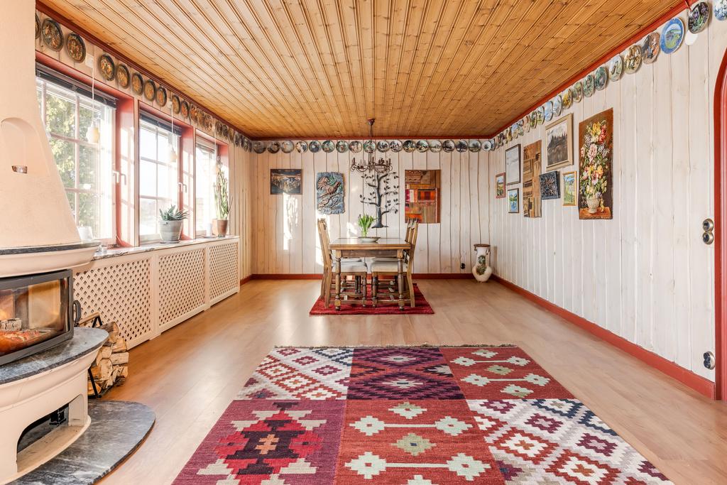 Stort vardagsrum med kamin. Möjligt att dela av vardagsrummet till ett  extra sovrum.