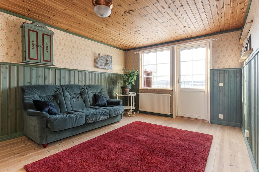 Gillestuga/Sovrum 1 med klädkammare och utgång till baksidan.