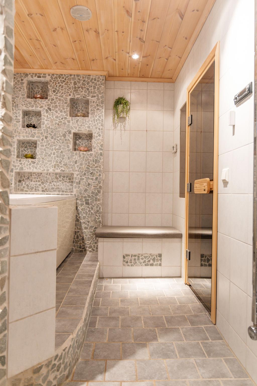 Relaxavdelning med wc, dusch, bubbelbad, och bastu, integrerat musiksystem i tak samt handdukstork.