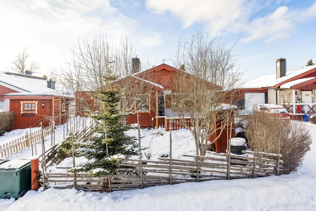 Gärdesgård längs framsidan.