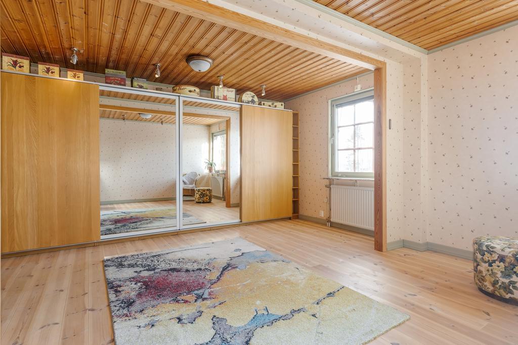 Stort sovrum 2 med skjutgarderober.