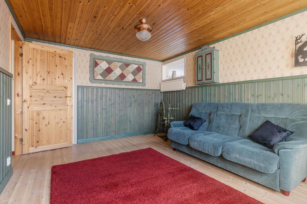 Gillestuga/Sovrum 1 med klädkammare och utgång till baksidan.