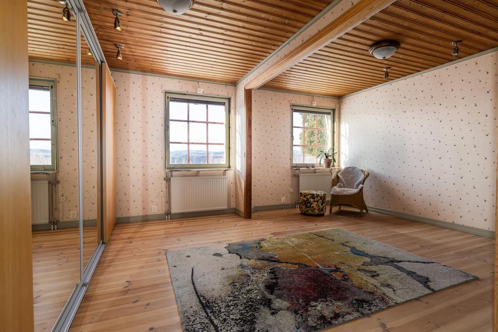 Stort sovrum 2 med skjutgarderober. (tidigare varit 2 sovrum).