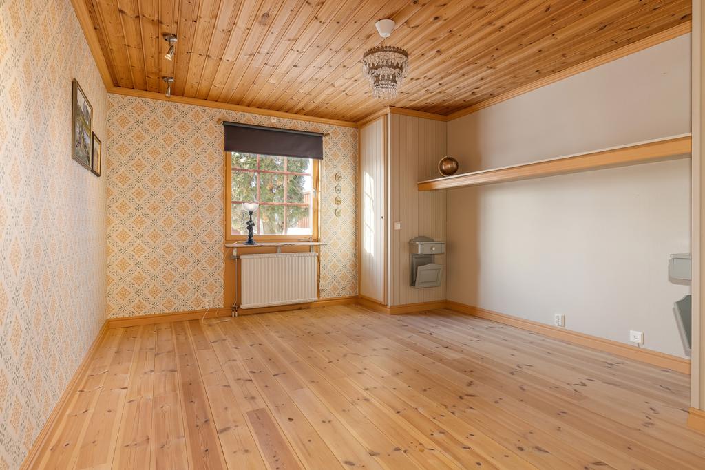 Sovrum 3 med 2 st garderober.