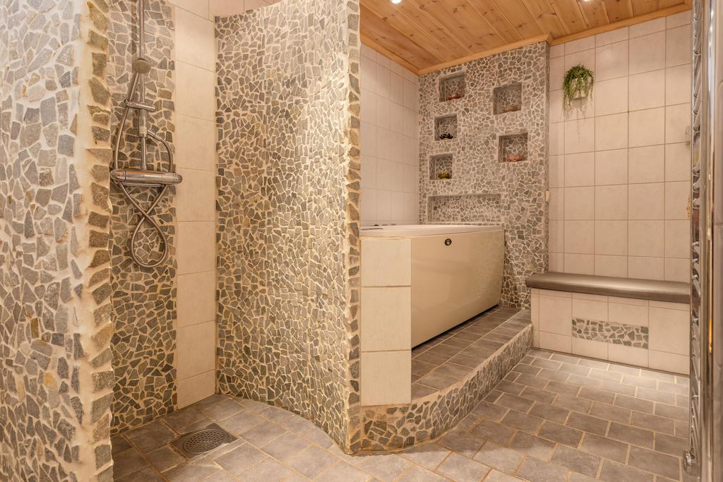 Relaxavdelning med wc, dusch, bubbelbad, och bastu, integrerat musiksystem i tak samt handdukstork.