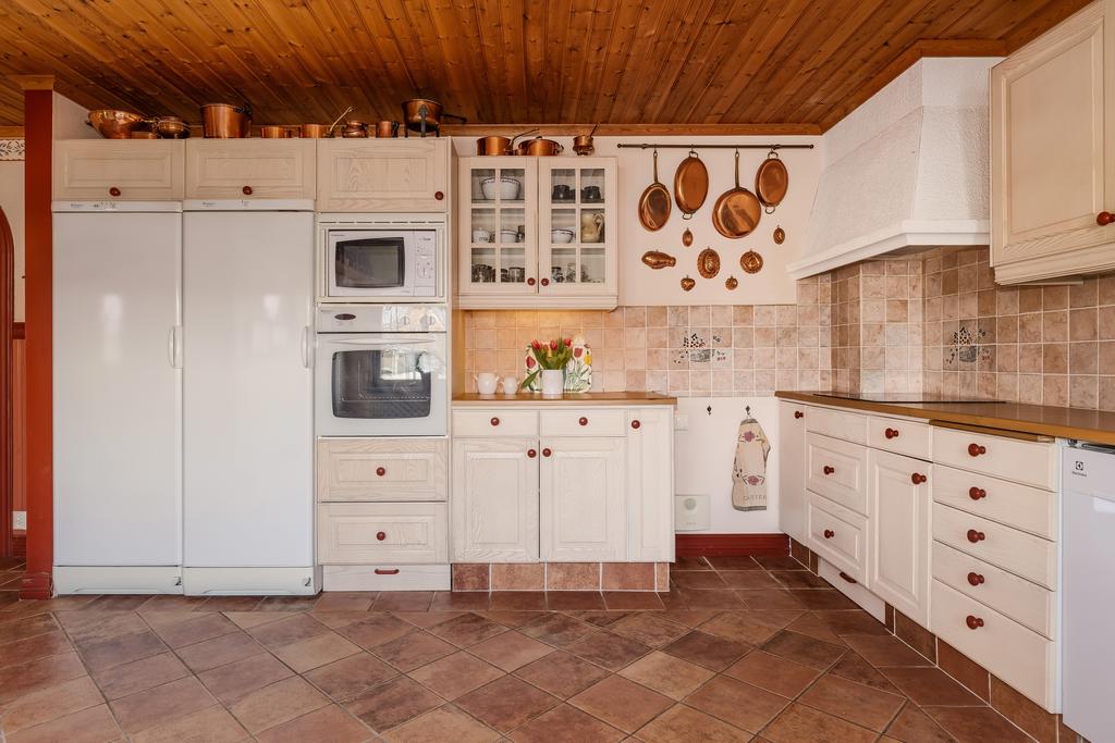 Kök med gott om arbetsyta samt plats för matgrupp.